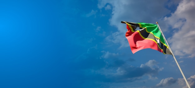 Beau drapeau national de Saint Kitts sur ciel bleu