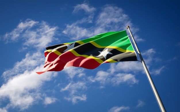 Beau drapeau national de Saint Kitts flottant sur le ciel bleu