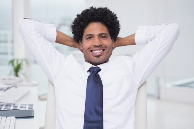 Beau éditeur de photos travaillant au bureau