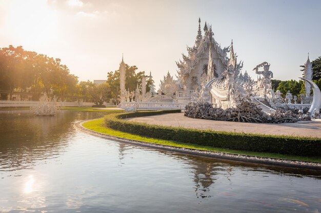 Beau et étonnant temple blanc à Wat Rong Khun au coucher du soleil Chiang Rai Thaïlande C'est une destination touristique repère de Chiang Rai