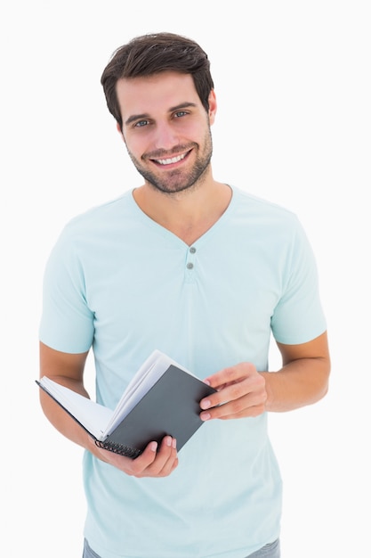 Beau étudiant souriant à la caméra