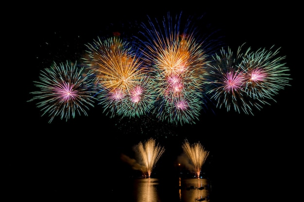 Beau feu d&#39;artifice coloré sur le lac urbain