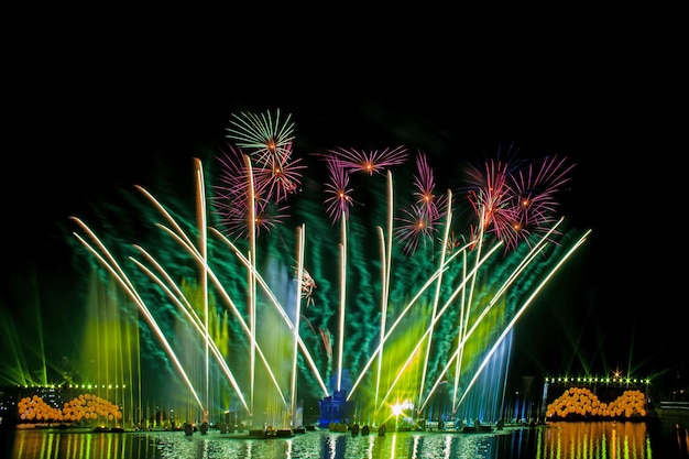 Beau feu d'artifice dans le ciel nocturne