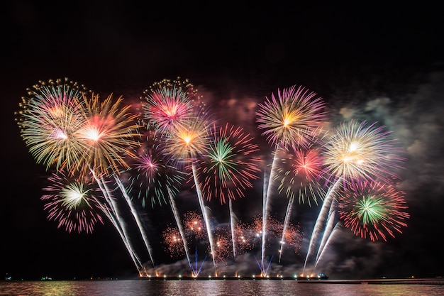 Beau feu d'artifice pour la célébration au-dessus de la mer