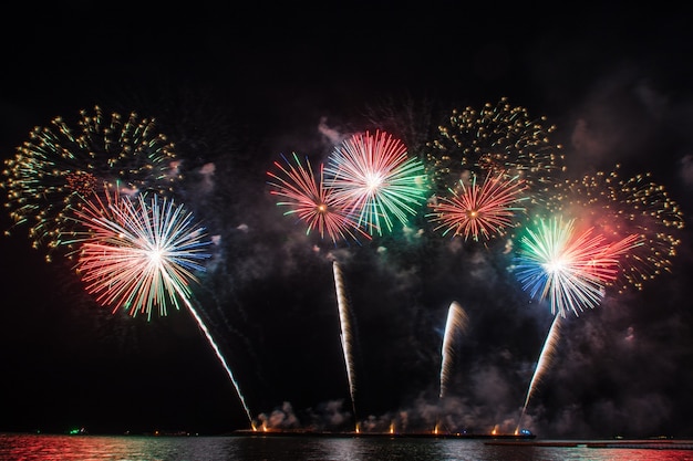 Beau feu d'artifice pour la célébration au-dessus de la mer