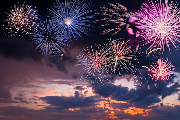 Photo beau feu d'artifice de vacances sur le ciel majestueux, pour la conception