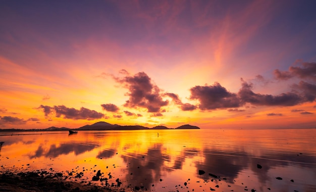 Beau flou de mouvement longue exposition coucher de soleil ou lever de soleil avec des nuages de ciel dramatiques sur une mer calme dans l'île tropicale de phuket Vue imprenable sur la nature et lumière du paysage marin de la nature