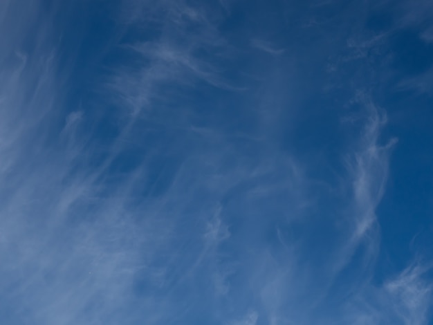 Beau fond bleu ciel avec des nuages