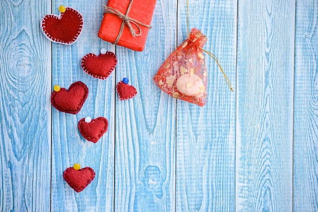 Beau fond en bois bleu avec des coeurs rouges Meilleure carte pour la Saint Valentin