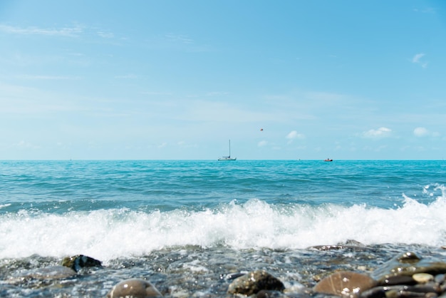 Beau fond de bord de mer rocheux