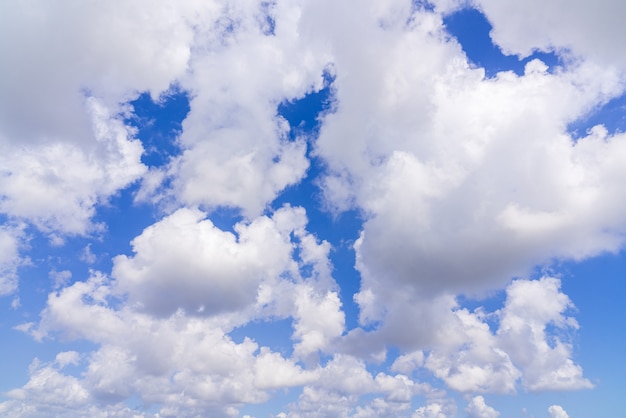 Beau fond de ciel bleu avec des nuages