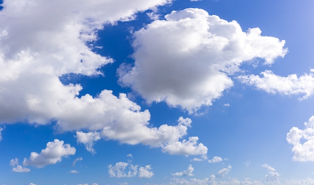 Beau fond de ciel bleu avec des nuages