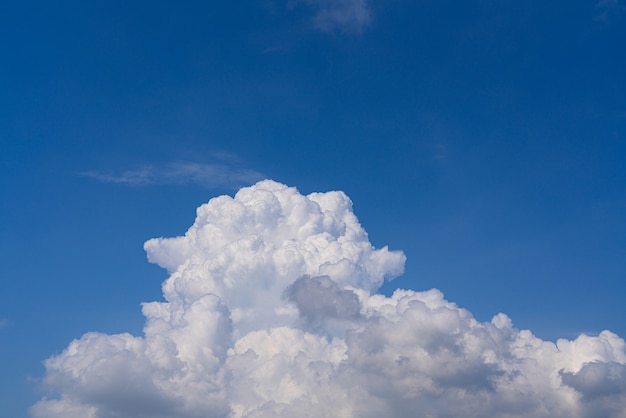 Beau fond de ciel bleu avec des nuages