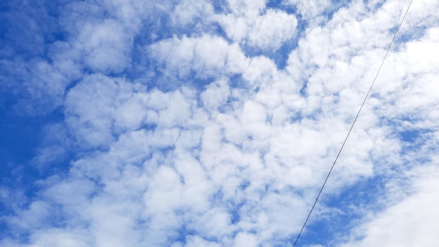 Beau fond de ciel bleu nuageux comme du coton