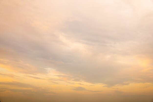 Beau fond de coucher de soleil ciel nuageux dramatique sous l'eau de mer avec des couleurs orange jaune