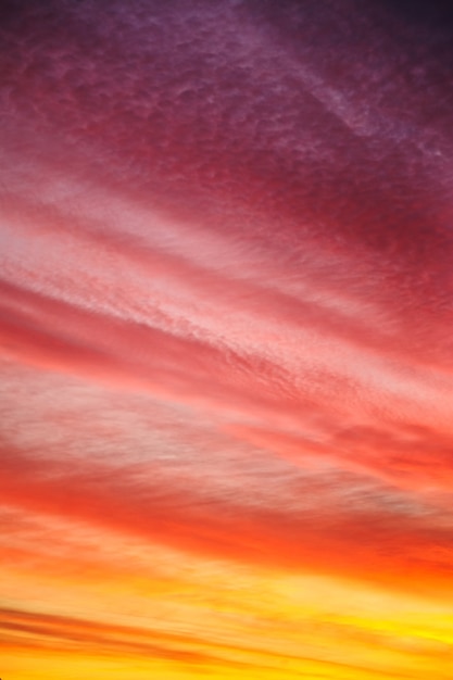 Photo beau fond de coucher de soleil ou de lever de soleil. ciel orange rouge multicolore avec nuages