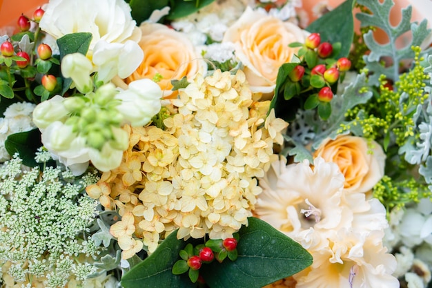 Beau fond floral assortiment de fleurs blanches et beiges bouquer de roses et d'hortensias