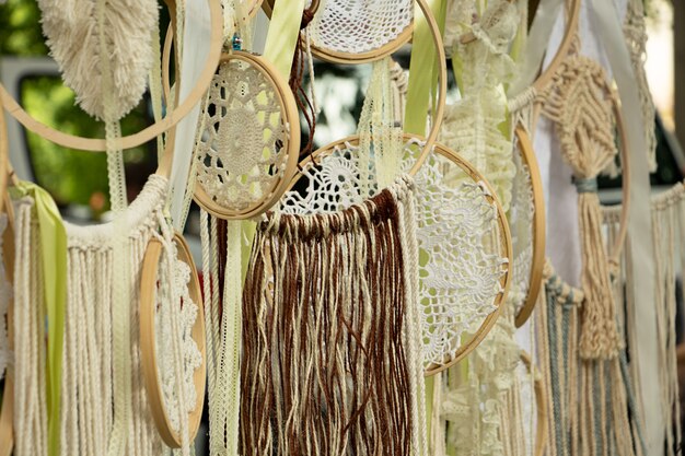 Beau fond de macramé sur les cerceaux en bois. Bonne idée pour la zone photo. Décoration faite à la main.