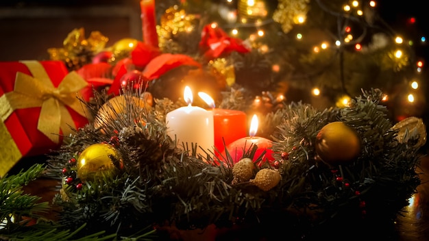 Beau Fond De Noël De Bougies Allumées, De Lumières Rougeoyantes Et De Couronne De L'avent Dans Le Salon