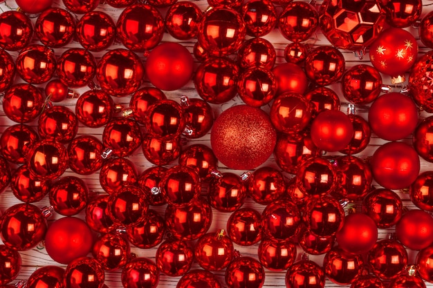 Beau fond de Noël avec des boules brillantes rouges, espace de copie