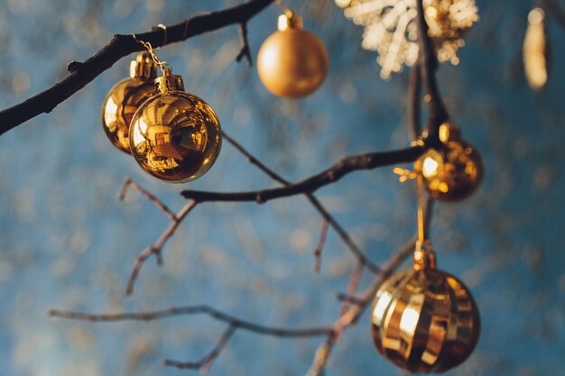 Beau fond de Noël avec des boules de fond Nouvel an.