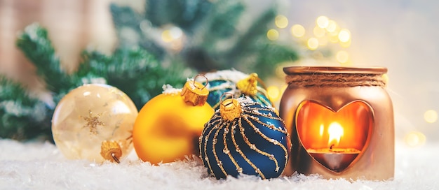 Beau fond de Noël avec décor. Mise au point sélective. Vacance.