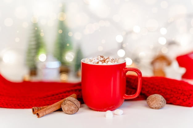 Beau fond de Noël avec guirlande de tasse de cacao et écharpe rouge Atmosphère de vacances d'hiver