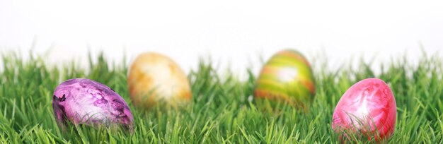 Photo beau fond de pâques avec des oeufs de pâques colorés