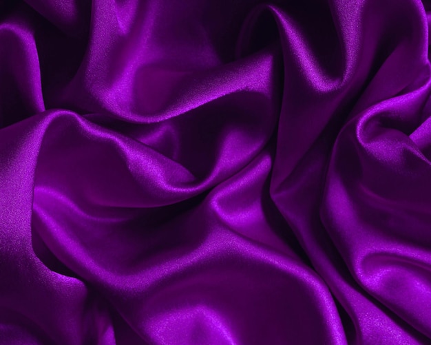 Beau fond violet matériel de satin vagues vue de dessus texture luxueux toile de fond en soie