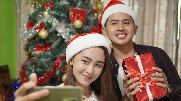 Beau frère et belle soeur prenant selfie ensemble à noël