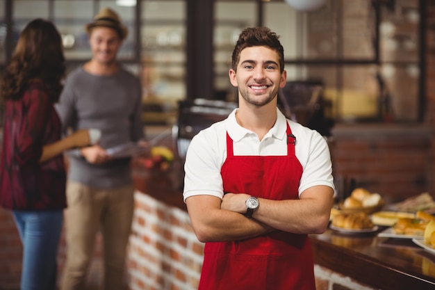 Beau garçon avec les bras croisés