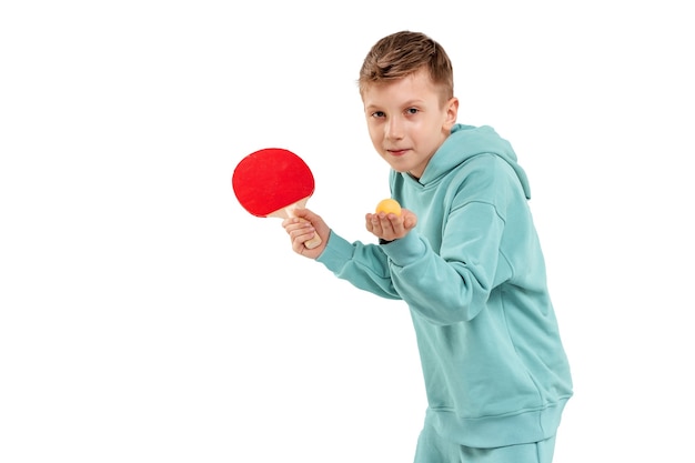 Beau garçon en costume bordeaux joue au ping-pong isolé sur blanc. Des sports