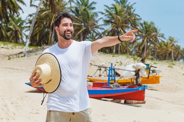 Beau garçon sur la plage en vacances