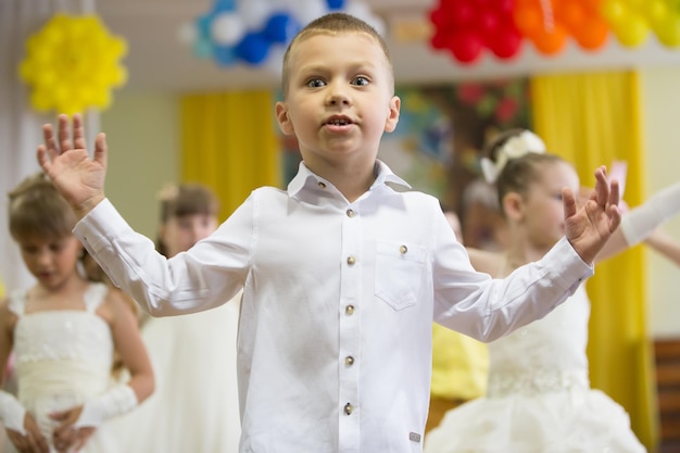 Un beau garçon se produit avec enthousiasme lors d'un festival pour enfants