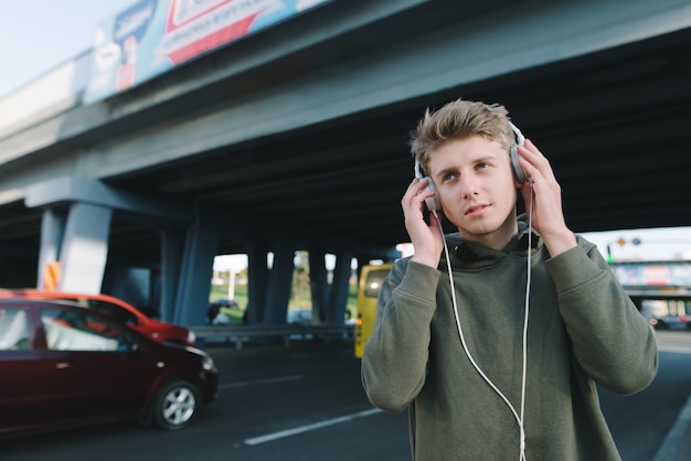 Beau garçon urbain, écouter de la musique