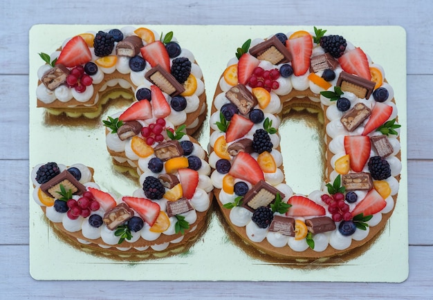 Beau gâteau d'anniversaire sous la forme du nombre trente