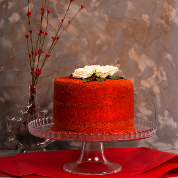 Beau gâteau d&#39;anniversaire en velours rouge orné de roses blanches