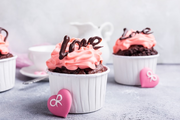 Beau gâteau au chocolat avec coeur