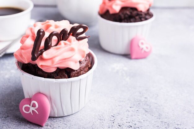 Beau gâteau au chocolat avec coeur