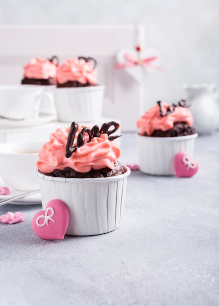 Beau gâteau au chocolat avec coeur