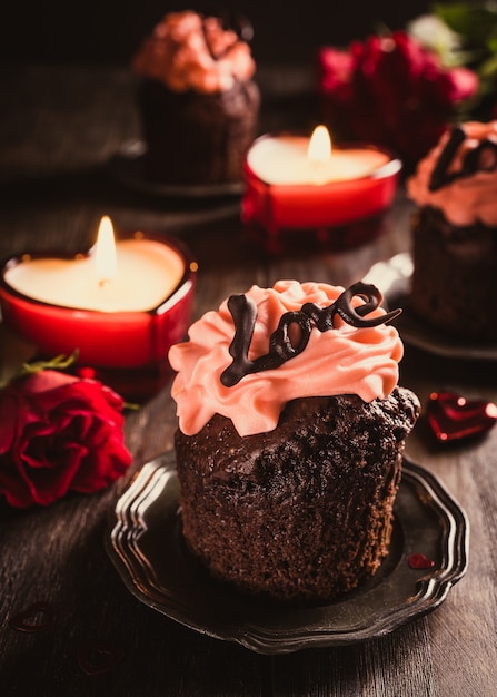 Beau gâteau au chocolat avec coeur