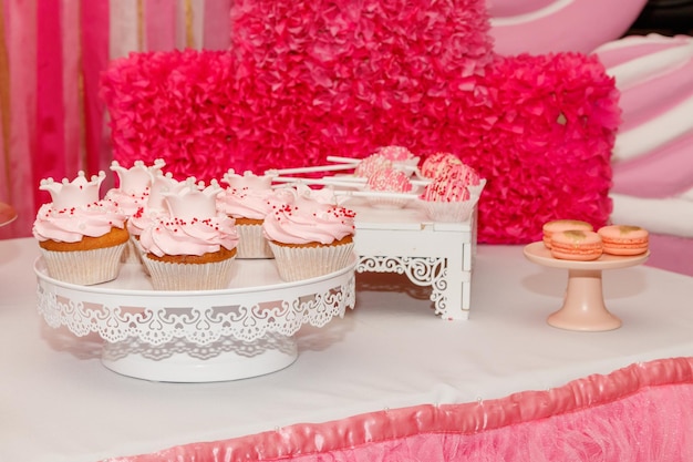 Beau gâteau bonbon et gâteau à l'unité