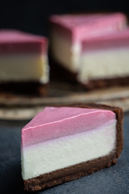 beau gâteau avec du lait soufflé sur un fond sombre