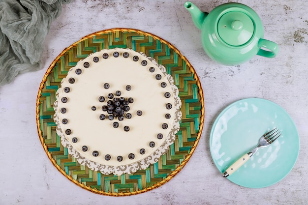 Beau gâteau de fête avec myrtille sur le dessus