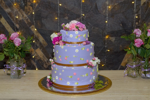 Beau gâteau de lilas décoré de fleurs naturelles