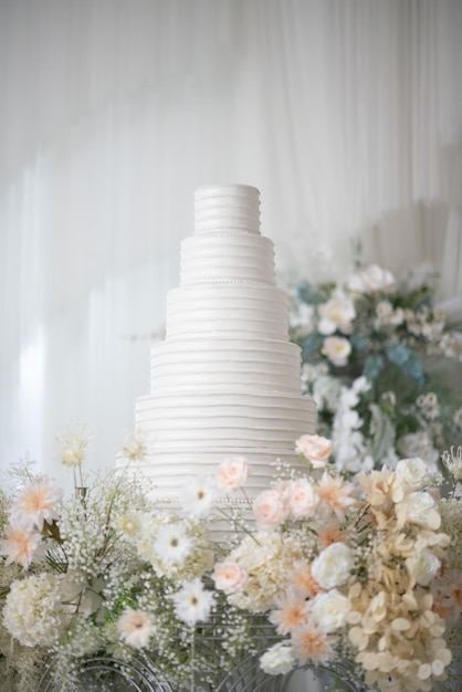 Beau gâteau de mariage avec arrière-plan flou