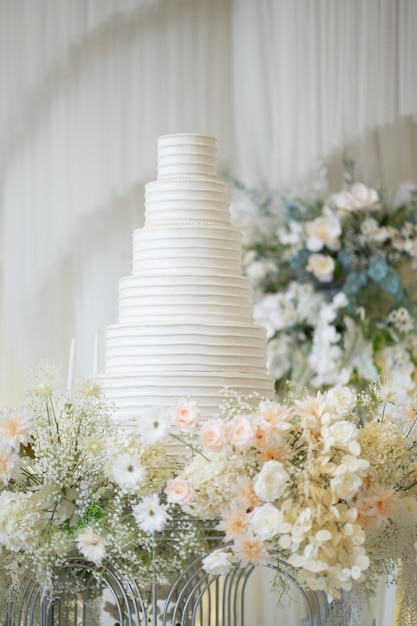 Beau gâteau de mariage avec arrière-plan flou