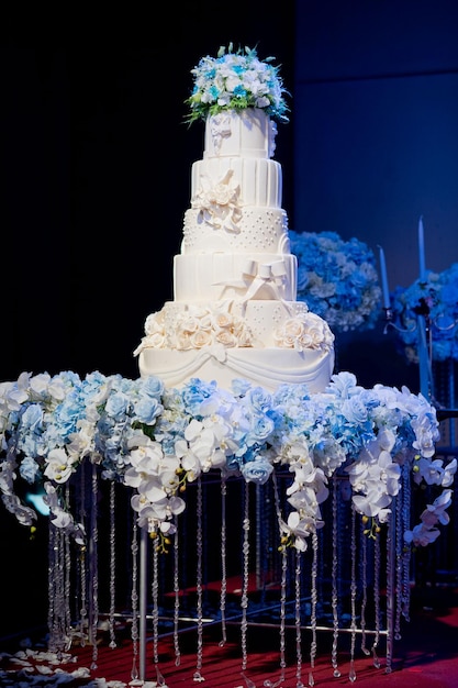 Beau gâteau de mariage avec arrière-plan flou