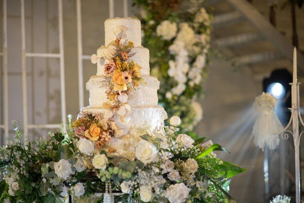 Beau gâteau de mariage avec arrière-plan flou