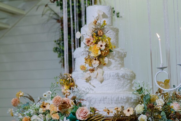 Beau gâteau de mariage avec arrière-plan flouxA